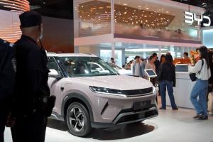 ผู้เข้าชมตรวจสอบรถยนต์ไฟฟ้า BYD Yuan UPในงานแสดงยานยนต์นานาชาติปักกิ่ง หรือ Auto China ที่กรุงปักกิ่ง ประเทศจีน เมื่อวันที่ 24 เมษายน 2569 – ภาพ : รอยเตอร์