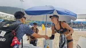 "ธาราวดี- วรพีรชยากร" เฉือนเจ้าถิ่น 2-1 เซต ทะลุชิงทองลูกยางเอเชียนบีชเกมส์ที่จีน