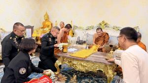 "แม่ทัพกุ้ง" กราบลาหลวงปู่ศิลา เตรียมเข้าสู่ร่มกาสาวพัสตร์ ลาบวช 1 พรรษา อุทิศบุญให้แผ่นดิน-เหล่านักรบ