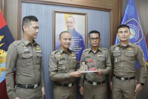 มอบรางวัล “โฆษกยกนิ้ว” เชิดชู “ด.ต.ศุภมิตร” อดทนยืนหยัดปฏิบัติหน้าที่ แม้ถูกกดดันจนสโตรก ผบ.ตร.สั่งดูแลรักษาเต็มที่