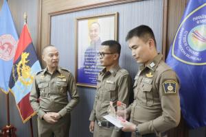 มอบรางวัล “โฆษกยกนิ้ว” เชิดชู “ด.ต.ศุภมิตร” อดทนยืนหยัดปฏิบัติหน้าที่ แม้ถูกกดดันจนสโตรก ผบ.ตร.สั่งดูแลรักษาเต็มที่