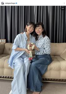 “มิน พีชญา” ผ่านพ้นเรื่องร้าย นำพวงมาลัยกราบเท้าแม่ เนื่องในวันเกิดครบ 37 ปี