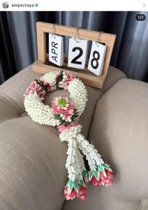 “มิน พีชญา” ผ่านพ้นเรื่องร้าย นำพวงมาลัยกราบเท้าแม่ เนื่องในวันเกิดครบ 37 ปี