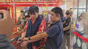 (คลิป)คุมตัว 2 โจรชาวจีนปล้นร้านทองโคราชทำแผนฯ รับสารภาพ เผยเครียดชาวบ้านแห่มุง