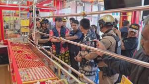 (คลิป)คุมตัว 2 โจรชาวจีนปล้นร้านทองโคราชทำแผนฯ รับสารภาพ เผยเครียดชาวบ้านแห่มุง