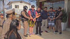 (คลิป)คุมตัว 2 โจรชาวจีนปล้นร้านทองโคราชทำแผนฯ รับสารภาพ เผยเครียดชาวบ้านแห่มุง