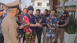 (คลิป)คุมตัว 2 โจรชาวจีนปล้นร้านทองโคราชทำแผนฯ รับสารภาพ เผยเครียดชาวบ้านแห่มุง