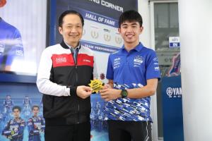 นายพงศธร เอื้อมงคลชัย ประธานกรรมการบริหาร บริษัท ไทยยามาฮ่ามอเตอร์ จำกัด กับ “ไอเดีย” กฤตภัทร เขื่อนคำ