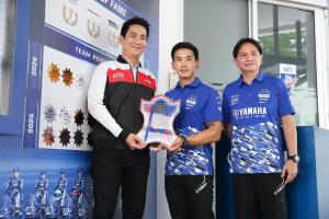 นายอุกฤษณ์ ภาควิวรรธ รองผู้จัดการใหญ่ด้านวางแผนการค้าและการตลาด บริษัท ไทยยามาฮ่ามอเตอร์ จำกัด กับ “ตี” อนุภาพ ซามูล