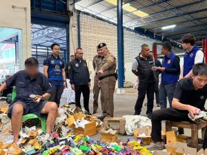 รอง ผบ.ตร.ลุยเอง! ทลายโกดังบุหรี่ไฟฟ้ารายใหญ่ย่านแพรกษา ยึดของกลางมูลค่า 200 ล้าน รวบ 7 ผู้ต้องหา เร่งล่าตัวการใหญ่