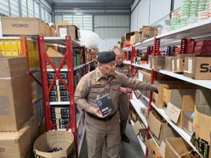 รอง ผบ.ตร.ลุยเอง! ทลายโกดังบุหรี่ไฟฟ้ารายใหญ่ย่านแพรกษา ยึดของกลางมูลค่า 200 ล้าน รวบ 7 ผู้ต้องหา เร่งล่าตัวการใหญ่