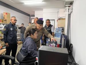 รอง ผบ.ตร.ลุยเอง! ทลายโกดังบุหรี่ไฟฟ้ารายใหญ่ย่านแพรกษา ยึดของกลางมูลค่า 200 ล้าน รวบ 7 ผู้ต้องหา เร่งล่าตัวการใหญ่