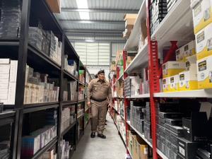 รอง ผบ.ตร.ลุยเอง! ทลายโกดังบุหรี่ไฟฟ้ารายใหญ่ย่านแพรกษา ยึดของกลางมูลค่า 200 ล้าน รวบ 7 ผู้ต้องหา เร่งล่าตัวการใหญ่