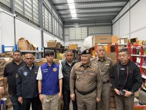 รอง ผบ.ตร.ลุยเอง! ทลายโกดังบุหรี่ไฟฟ้ารายใหญ่ย่านแพรกษา ยึดของกลางมูลค่า 200 ล้าน รวบ 7 ผู้ต้องหา เร่งล่าตัวการใหญ่
