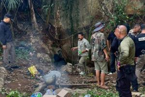 ต่างด้าวก่อเหตุโชกโชน ทำร้ายนายจ้าง-ลักทรัพย์ หนีเข้าป่าแต่ไม่รอด ถูกวิสามัญดับคาถ้ำ
