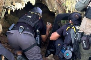 ต่างด้าวก่อเหตุโชกโชน ทำร้ายนายจ้าง -ลักทรัพย์ หนีเข้าป่า แต่ไม่รอด ถูกวิสามัญดับคาถ้ำ