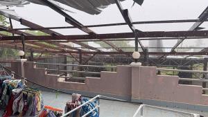 พายุฤดูร้อนถล่มท่าม่วง ลมแรงซัดบ้านพัง 78 หลังคาเรือน