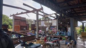 พายุฤดูร้อนถล่มท่าม่วง ลมแรงซัดบ้านพัง 78 หลังคาเรือน