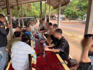 รวบ 12 เวียดนามหนีตายเข้าไทยผ่านช่องสะงำ หลังถูกหลอกทำงานแก๊งคอลฯ กัมพูชา