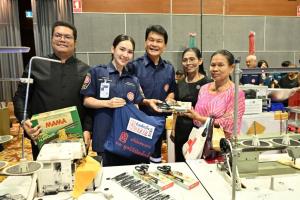 ป่อเต็กตึ๊งมอบอุปกรณ์ประกอบอาชีพให้แก่ครัวเรือนยากจนในพื้นที่จังหวัดสงขลา