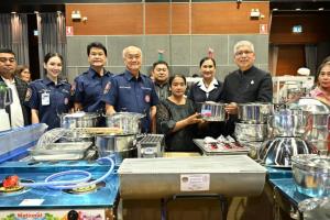 ป่อเต็กตึ๊งมอบอุปกรณ์ประกอบอาชีพให้แก่ครัวเรือนยากจนในพื้นที่จังหวัดสงขลา