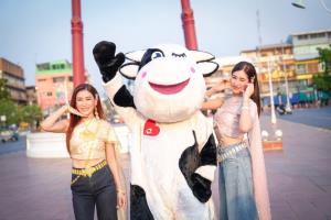 “แม่เจง-เซย่า” ออร่าพุ่ง ควงคู่เผยผิวโกลว์ท้าแดด  เปิดตัวไอเทมกันแดดน้ำนมสุดล้ำจาก A BONNE