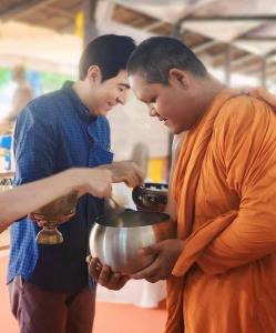 “แซม ยุรนันท์” ควงภรรยาเข้าวัดทำบุญ ปล่อยปลาสะเดาะเคราะห์เริ่มต้นชีวิตใหม่