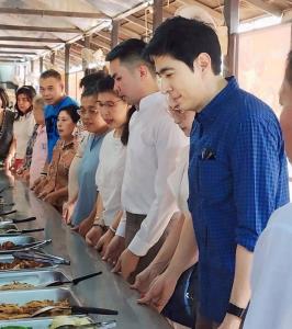 “แซม ยุรนันท์” ควงภรรยาเข้าวัดทำบุญ ปล่อยปลาสะเดาะเคราะห์เริ่มต้นชีวิตใหม่