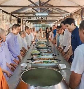 “แซม ยุรนันท์” ควงภรรยาเข้าวัดทำบุญ ปล่อยปลาสะเดาะเคราะห์เริ่มต้นชีวิตใหม่