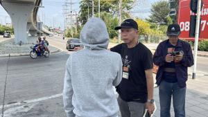 สาวทอมขับขี่รถจยย.หนีตาย ถูกรถ SUV ประกบไล่ยิง 2 นัด คาดคู่กรณีเมาเพราะไม่เคยมีเรื่องกับใคร