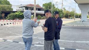 สาวทอมขับขี่รถจยย.หนีตาย ถูกรถ SUV ประกบไล่ยิง 2 นัด คาดคู่กรณีเมาเพราะไม่เคยมีเรื่องกับใคร