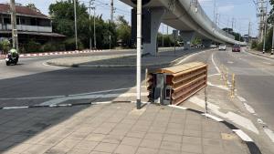 สาวทอมขับขี่รถจยย.หนีตาย ถูกรถ SUV ประกบไล่ยิง 2 นัด คาดคู่กรณีเมาเพราะไม่เคยมีเรื่องกับใคร