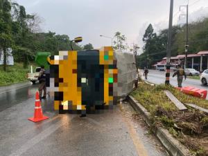 ขอบคุณภาพ หกล้อแขวงการทางแม่สายพลิกคว่ำ จากเพจมูลนิธิแสงธรรมสาธารณกุศลเชียงราย จุด อ.แม่จัน