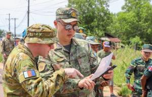 ไทยว่าไง? เขมรพาคณะทูตทหารชาติมหาอำนาจลง “ทมอดา” เป่าหู เสียมรุกราน วางลวดหนาม-ตู้คอนเทนเนอร์