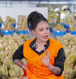 “พิมรี่พาย” ลมแทบจับคนดูไลฟ์ขายทุเรียน 7 แสน หลั่งน้ำตารับเหนื่อยฉิxหาย ขาดทุน 10 กว่าล้าน แต่อยากทำเพื่อเกษตรกรไทย