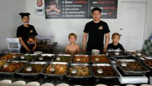 (คลิป)แฟนมวย-คอข้าวแกงโดนใจ! ร้านข้าวแกงนักมวยถูกทุกเมนู 10 บาทไม่พอ ปิดเทอม “เพชรลำพูนเล็ก” แข้งโหด 7 ขวบ ช่วยพ่อบริการถึงโต๊ะ