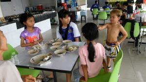 (คลิป)แฟนมวย-คอข้าวแกงโดนใจ! ร้านข้าวแกงนักมวยถูกทุกเมนู 10 บาทไม่พอ ปิดเทอม “เพชรลำพูนเล็ก” แข้งโหด 7 ขวบ ช่วยพ่อบริการถึงโต๊ะ