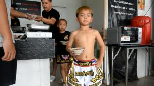 (คลิป)แฟนมวย-คอข้าวแกงโดนใจ! ร้านข้าวแกงนักมวยถูกทุกเมนู 10 บาทไม่พอ ปิดเทอม “เพชรลำพูนเล็ก” แข้งโหด 7 ขวบ ช่วยพ่อบริการถึงโต๊ะ