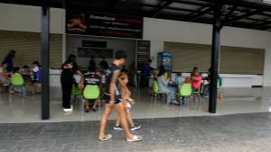 (คลิป)แฟนมวย-คอข้าวแกงโดนใจ! ร้านข้าวแกงนักมวยถูกทุกเมนู 10 บาทไม่พอ ปิดเทอม “เพชรลำพูนเล็ก” แข้งโหด 7 ขวบ ช่วยพ่อบริการถึงโต๊ะ