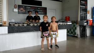 (คลิป)แฟนมวย-คอข้าวแกงโดนใจ! ร้านข้าวแกงนักมวยถูกทุกเมนู 10 บาทไม่พอ ปิดเทอม “เพชรลำพูนเล็ก” แข้งโหด 7 ขวบ ช่วยพ่อบริการถึงโต๊ะ