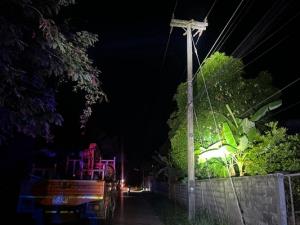 สยอง! ชายป่วยจิตเวชคลั่งปีนเสาไฟแรงสูงถูกช็อตหัวขาดไฟลุกท่วม