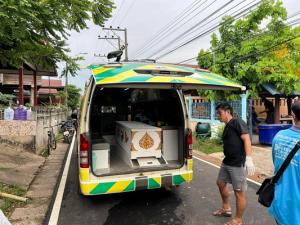 สยอง! ชายป่วยจิตเวชคลั่งปีนเสาไฟแรงสูงถูกช็อตหัวขาดไฟลุกท่วม