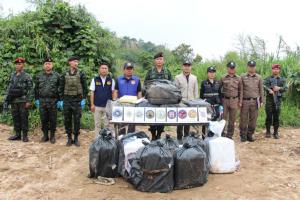 วิสามัญดับอีก 2 ศพ! แก๊งยานรกแบกเป้เข้าชายแดนแม่ฟ้าหลวง โดนยิงกลิ้งตกดอย-ยึดยาบ้าอีก 12 กระสอบ