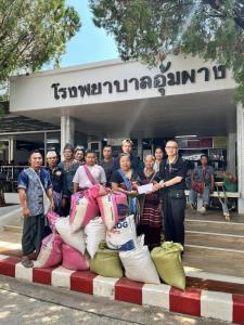 น้ำใจไร้พรมแดน! ชาวบ้านไทย-พม่าขนข้าวสาร-สมทบทุนช่วย รพ.อุ้มผาง หลังเผชิญวิกฤตขาดงบ