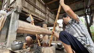 (คลิป)“ข้าวเกรียบตีนตำ”ขนมโบราณทำกินปีละครั้งงานบุญเดือนหกบุญบั้งไฟชาวอีสาน