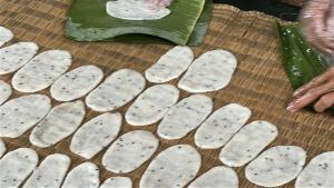 (คลิป)“ข้าวเกรียบตีนตำ”ขนมโบราณทำกินปีละครั้งงานบุญเดือนหกบุญบั้งไฟชาวอีสาน