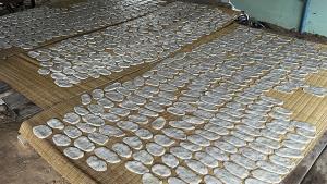 (คลิป)“ข้าวเกรียบตีนตำ”ขนมโบราณทำกินปีละครั้งงานบุญเดือนหกบุญบั้งไฟชาวอีสาน