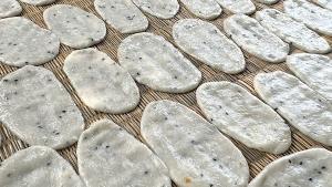 (คลิป)“ข้าวเกรียบตีนตำ”ขนมโบราณทำกินปีละครั้งงานบุญเดือนหกบุญบั้งไฟชาวอีสาน