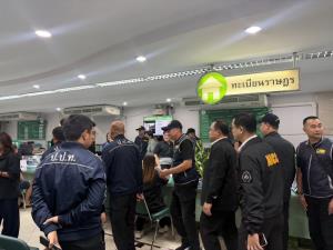 รวบ จนท.เขตธนบุรีปลอมสูติบัตรสวมสัญชาติให้ต่างด้าว