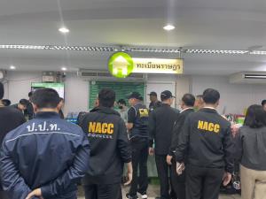 บุกรวบ จนท.สำนักทะเบียนเขตธนบุรี พร้อมผู้สนับสนุน 5 ราย ออกสูติบัตรเถื่อนสวมสัญชาติให้ต่างด้าว